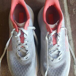 Hoka women's Mach 6 tennis shoes size 9b